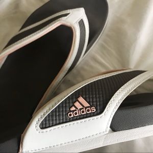 🌸 Adidas memory foam flip flops 🌸